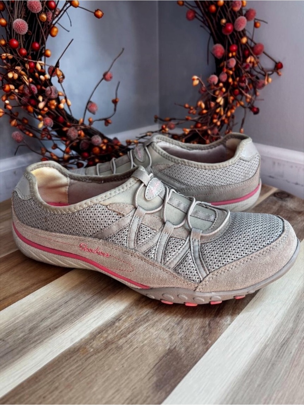 SKECHERS Womens 22463 Slip On Casual Comfort Active Shoe Sz 9.5 Taupe Suede
